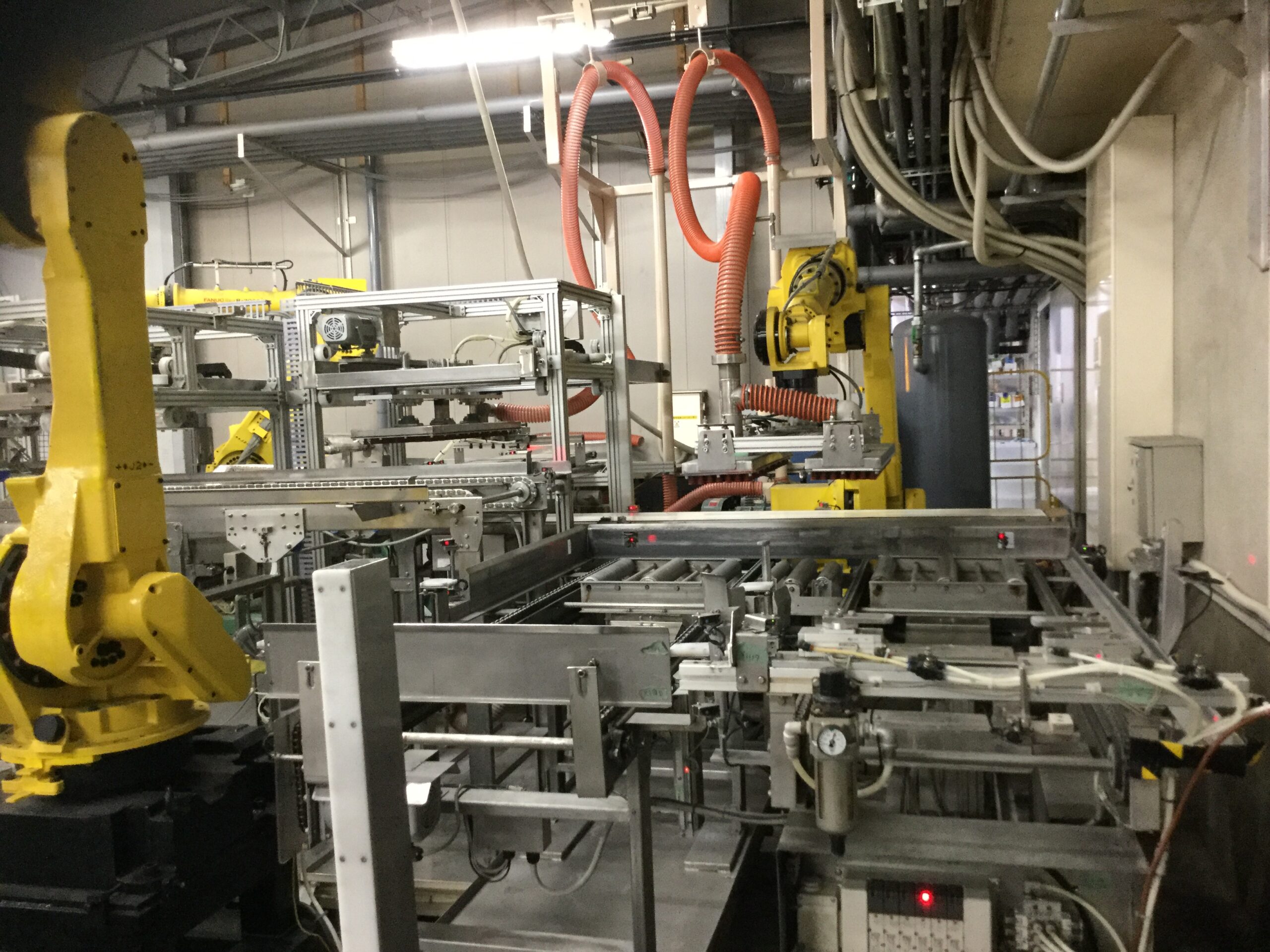 工場内で段ボールのパレタイズを行うロボット