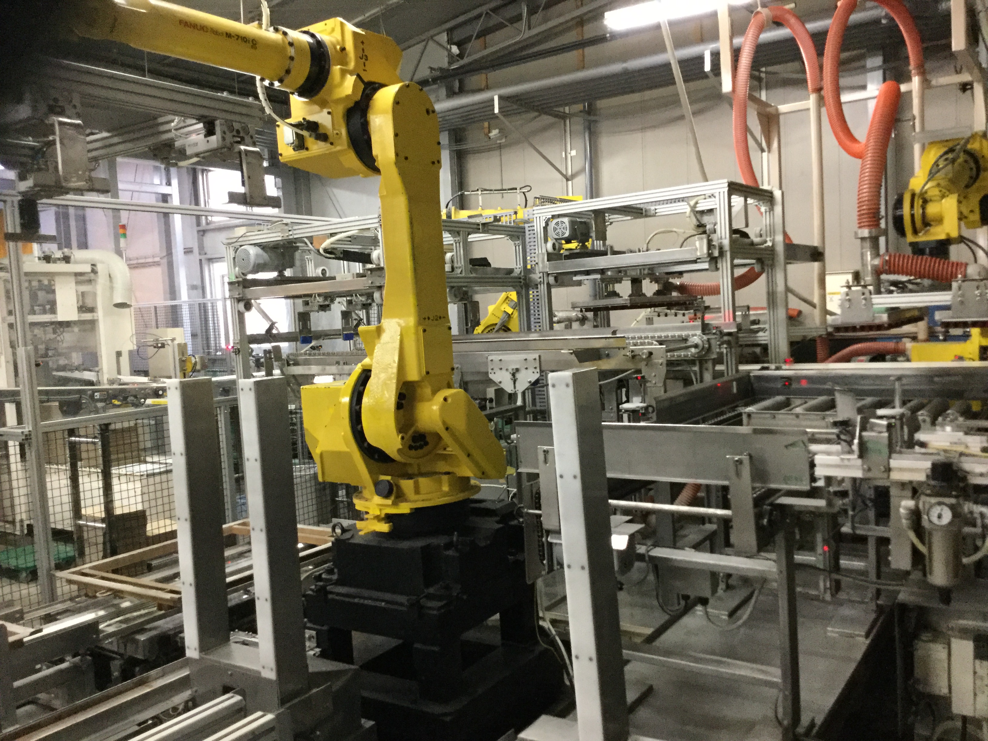 食品工場でデパレタイズを行うロボット